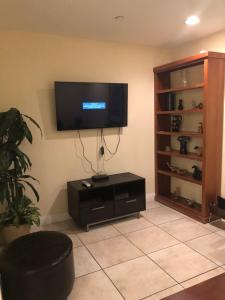 TV o dispositivi per l'intrattenimento presso Modern Home in Burbank