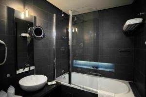 Koupelna v ubytování Hues Boutique Hotel
