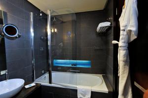Koupelna v ubytování Hues Boutique Hotel