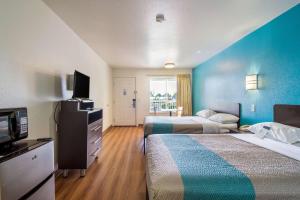 Postel nebo postele na pokoji v ubytování Motel 6 Portland Mall - 205 + 19 fotografií