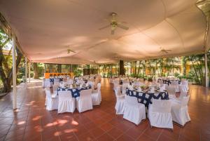 a tent with tables and chairs in a room at Wyndham Garden Guadalajara Expo Plaza del Sol in Guadalajara