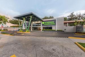 グアダラハラにあるWyndham Garden Guadalajara Expo Plaza del Solのショッピングセンター前の駐車場