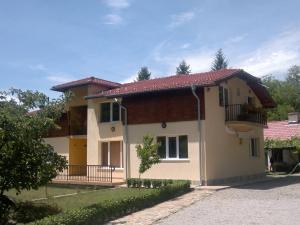 uma casa com um telhado vermelho em Villa Nanevi em Teteven