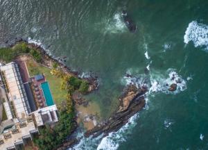 una vista aérea de la playa y del océano en Le Grand Galle, en Galle