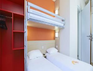 Katil atau katil-katil dalam bilik di The Originals Access,Tendance Hôtel, Saint-Etienne