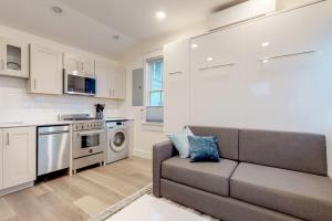 ein Wohnzimmer mit einem Sofa und einer Küche in der Unterkunft Provincetown Paradise in Provincetown