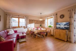 A seating area at Appartements Fortuna