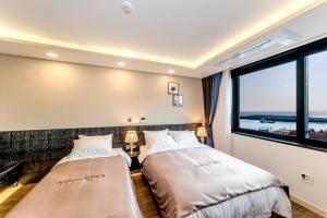 Postel nebo postele na pokoji v ubytování Seawater Spa Hotel Coza