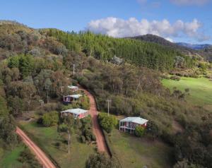 uma vista aérea de uma casa numa floresta em The Black Sparrow em Howqua