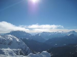 uma vista do topo de uma montanha coberta de neve em Hotel Albe em Rocca Pietore