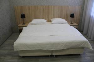 Hotel Inju Hills客房内的一张或多张床位