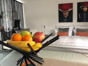 Un pat sau paturi într-o cameră la Modernes Studio auf der Sonnenterrasse