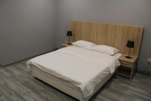Hotel Inju Hills客房内的一张或多张床位