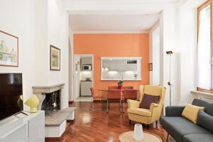 ローマにあるBDC - Colosseum Superior Apartmentのリビングルーム(ソファ、テーブル付)