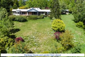 z góry widok na dom i ogród w obiekcie Dantosa Blue Mountains Retreat w mieście Katoomba
