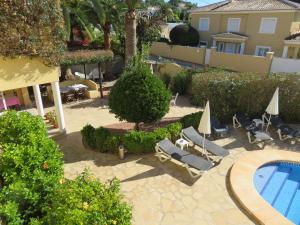 una vista aérea de un patio con sillas y una piscina en Hotel Montemar, en Benissa