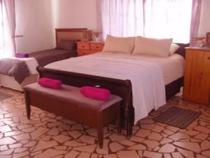 Een bed of bedden in een kamer bij Thekwane Holiday House