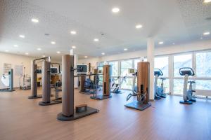 siłownia z kilkoma bieżniami i urządzeniami do ćwiczeń w obiekcie Gesundheitszentrum Bärenhof w mieście Bad Gastein