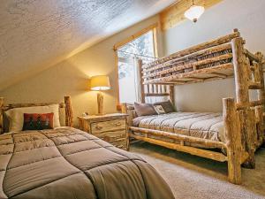 - une chambre avec 2 lits superposés et une fenêtre dans l'établissement Crystal Springs Chalet, à Sandpoint
