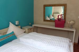 Postel nebo postele na pokoji v ubytování Hotel Turmdieb