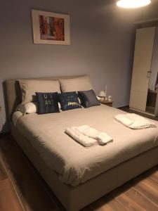una camera da letto con un letto e due asciugamani di La casa di Alice a Salerno