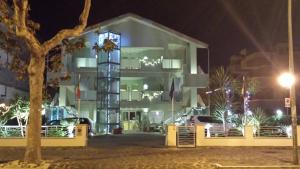 un bâtiment avec un arbre devant lui la nuit dans l'établissement Hotel Diamante, à Francavilla al Mare