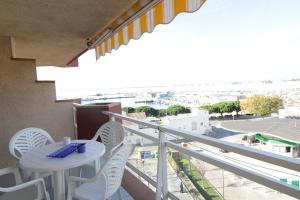 ロザスにあるGlobal Immo 2179 ROCMAR 7 4-Bの景色を望むバルコニー(テーブル、椅子付)