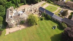 una vista aérea de una casa grande con patio en Hooton Pagnell Hall, en Doncaster