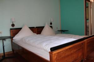 Postel nebo postele na pokoji v ubytování Hotel Turmdieb