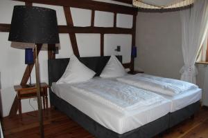 Postel nebo postele na pokoji v ubytování Hotel Turmdieb