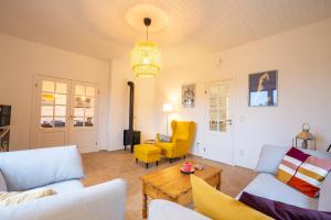 a living room with two couches and a table at Ferienwohnung im historischen Bahnhof in Kletkamp