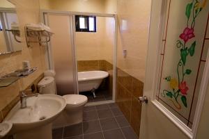 A bathroom at Hongfu Elegant Business Hotel