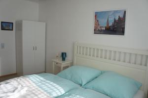 a bedroom with a bed and a picture on the wall at Privatzimmer Sutanto in Reppenstedt