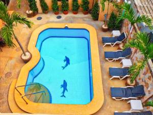 Bazén v ubytování Phratamnak Inn - 100 meter from Beach nebo v jeho okolí