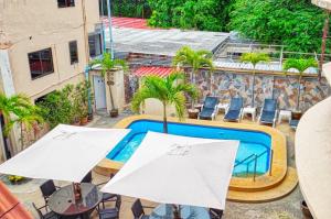 Bazén v ubytování Phratamnak Inn - 100 meter from Beach nebo v jeho okolí