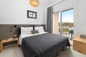 
A bed or beds in a room at L & C Boutique Apartments
