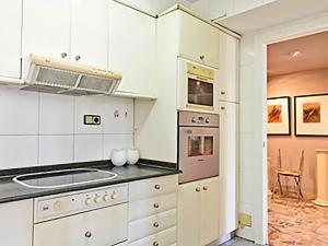 Kuchyň nebo kuchyňský kout v ubytování APARTMENT SALOU MAIN BEACH