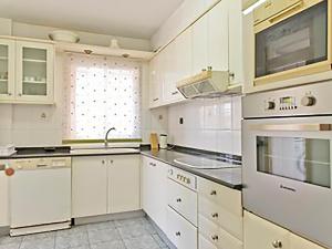 Kuchyňa alebo kuchynka v ubytovaní APARTMENT SALOU MAIN BEACH