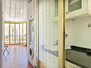 Kuchyňa alebo kuchynka v ubytovaní APARTMENT SALOU MAIN BEACH