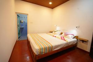una camera con letto e bagno di Marari Sabari Home Stay a Mararikulam
