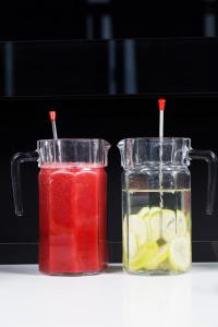 dos recipientes de vidrio llenos de líquido junto a un frasco de fruta en Dar El Marsa Hotel & Spa, en La Marsa