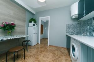 een keuken met een wasmachine en droger in de kamer bij Apartment near Dream Town in Kiev
