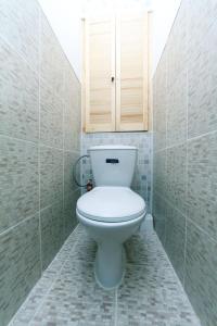 een badkamer met een toilet en een kast erboven bij Apartment near Dream Town in Kiev