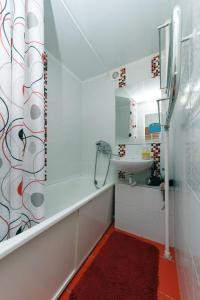 Un baño con lavabo y cortina de ducha. en Apartment near Dream Town, en Kiev