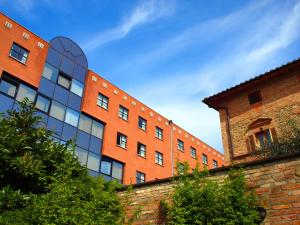 a red brick building with a window on the side of it at Hotel Perusia in Perugia