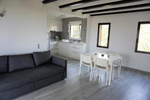 デニアにあるCosta de la Calmaのリビングルーム(ソファ、テーブル付)、キッチンが備わります。