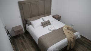 Ένα ή περισσότερα κρεβάτια σε δωμάτιο στο Evmelia Kakopetria Suites