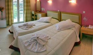 Een bed of bedden in een kamer bij Theofilos Hotel Petra