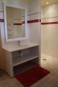 サント・リュシ・ド・ポルト・ヴェッキオにあるVILLA PIETRA ROSSAのバスルーム(洗面台、鏡付)