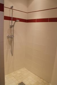 サント・リュシ・ド・ポルト・ヴェッキオにあるVILLA PIETRA ROSSAの赤と白のタイル張りのバスルーム(シャワー付)